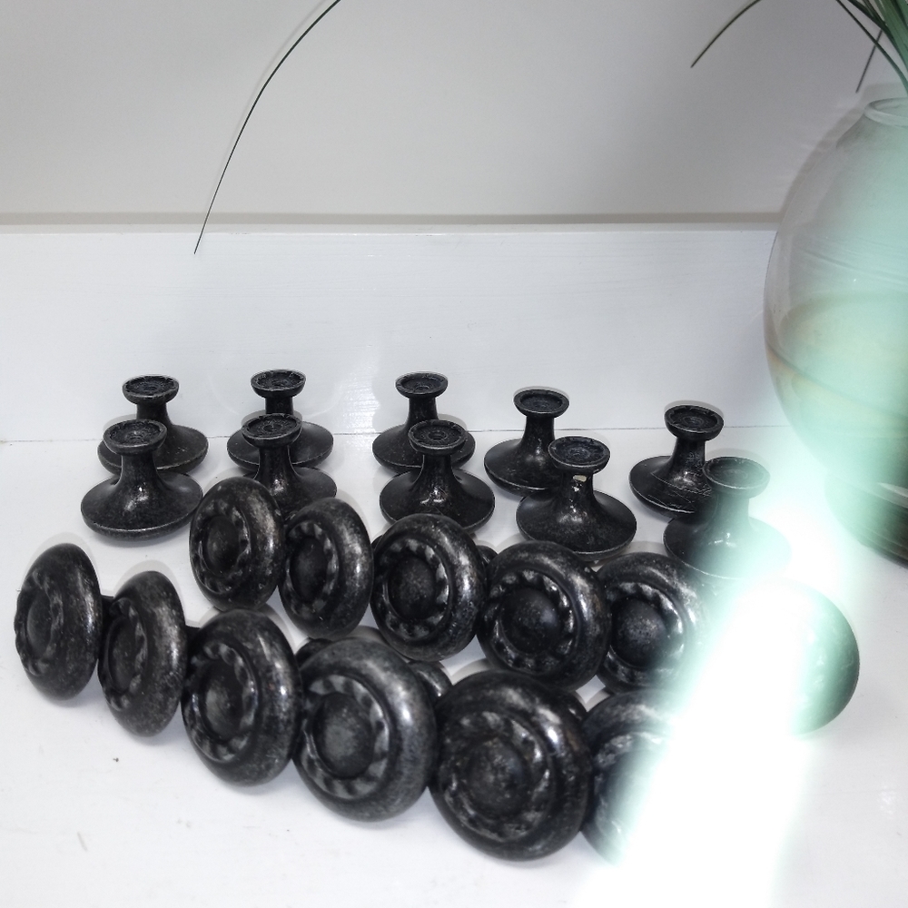 22pcs. 1¼" In Diameter Draw Pulls/Knobs - Picture 4 of 7